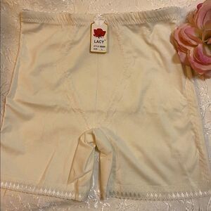 🎀Lacy high waist embroidery shorts tummy control